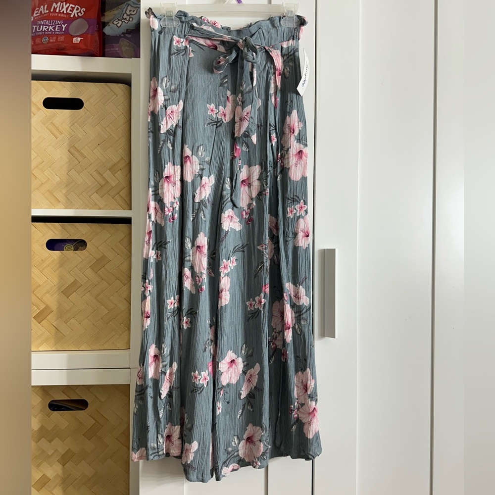 Summer beach flowy Floral Gray and pink hibiscus print pants with slits S